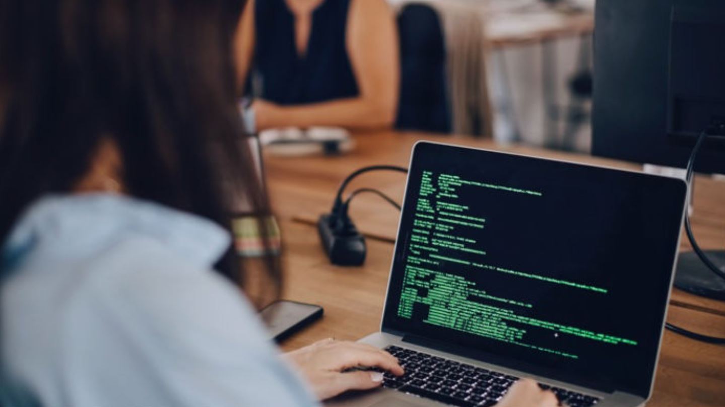 cylance-ai-ia2-05-woman-coding